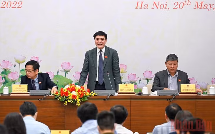 Tổng Thư ký, Chủ nhiệm Văn phòng Quốc hội Bùi Văn Cường phát biểu tại buổi họp báo. (Ảnh: DUY LINH)
