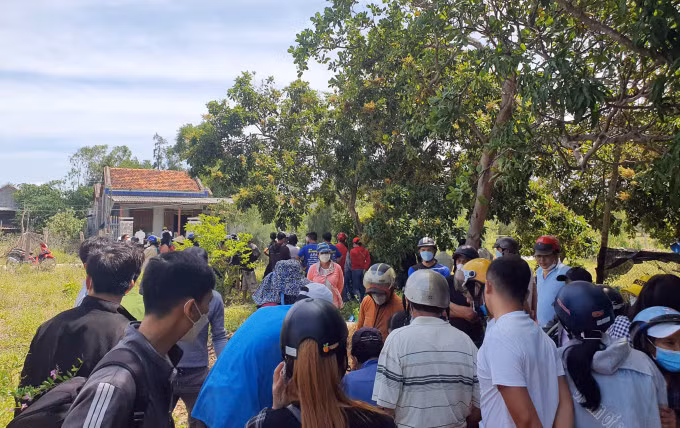 Sáng nay người dân kéo đến nhà ông Cu nghe ngóng tin tức. Ảnh: Thì Toan