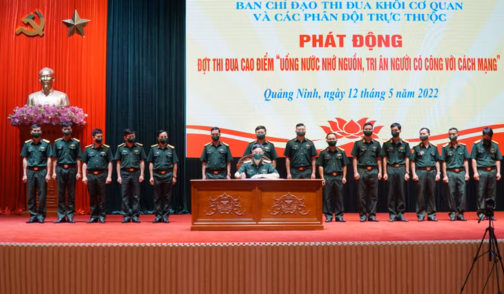 Đại diện các cơ quan, phân đội trực thuộc ký kết giao ước thi đua.