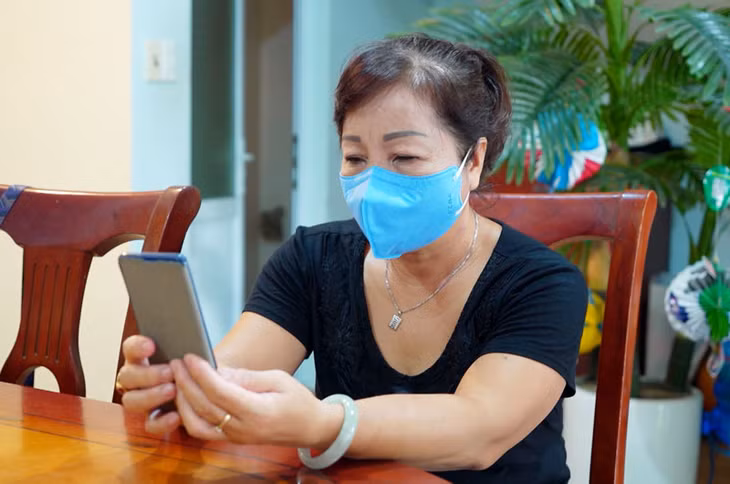 Chị Nguyễn Thị Thu Hương (phường Cao Xanh, TP Hạ Long) sử dụng hình thức trực tuyến khi thanh toán tiền điện, nước hằng tháng.