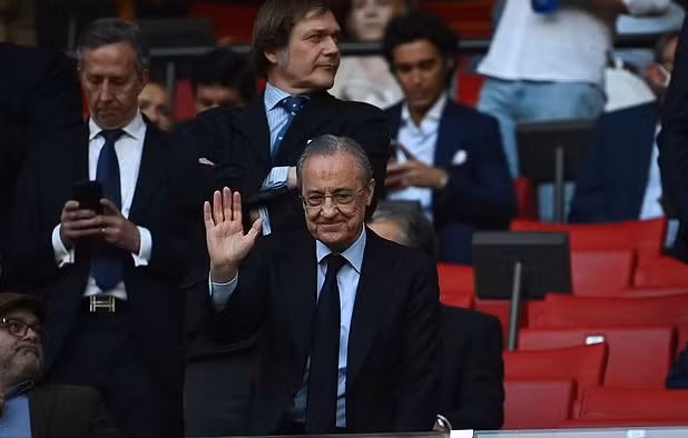 Chủ tịch Real Madrid Florentino Perez (giơ tay) trong một trận đấu. Ảnh: AFP
