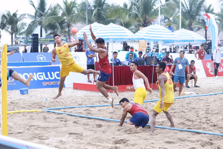 Bước vào trận thi đấu thứ 2, các cầu thủ đội tuyển bóng ném nam Việt Nam đã lấy lại tinh thần, thế trận và thể hiện trình độ, kỹ năng vượt trội khi ghi điểm từ nhiều vị trí khác nhau.