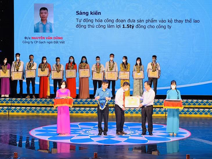 Anh Nguyễn Văn Dũng, Tổ trưởng Tổ Điện (Công ty CP Gạch ngói Đất Việt) là một trong 70 công nhân tiêu biểu được UBND tỉnh tặng Bằng khen nhân dịp Tháng Công nhân năm 2022.