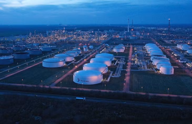 Nhà máy lọc dầu Leuna thuộc sở hữu của tập đoàn TotalEnergies đặt tại Spergau, Đức. Ảnh: Getty Images