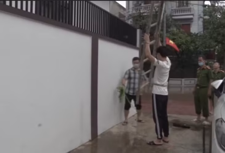 Đối tượng dùng thang gỗ để trèo tường căn biệt thự nhà chị H để trộm cắp tài sản.