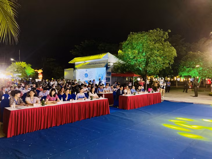Các đại biểu tham dự lễ khai mạc.