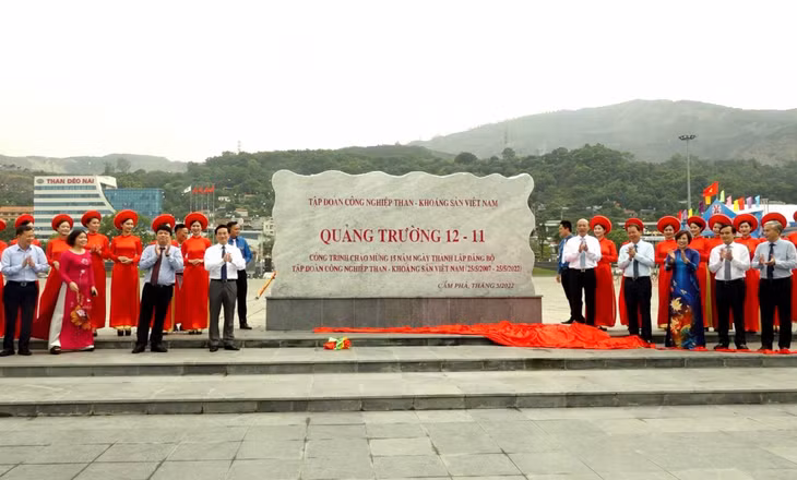 TKV gắn biển công trình Quảng trường 12-11, ngày 19/5/2022. Ảnh: Thùy Dung (CTV)