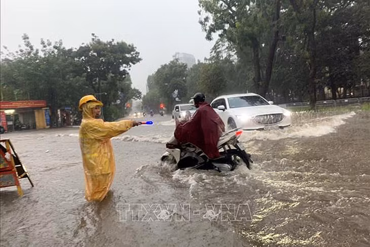 Mưa lớn gây ngập úng nhiều tuyến phố ở Thủ đô Hà Nội. Ảnh TTXVN phát