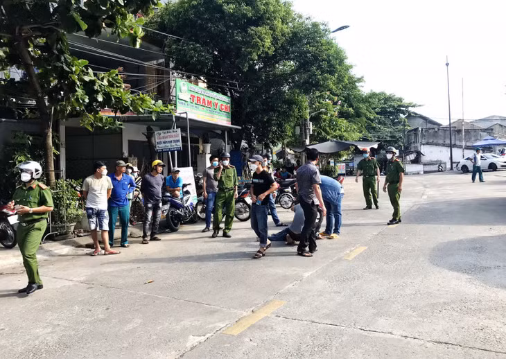 Công an phường 1, TP Tuy Hòa kịp thời có mặt tại hiện trường để hỗ trợ các trinh sát.