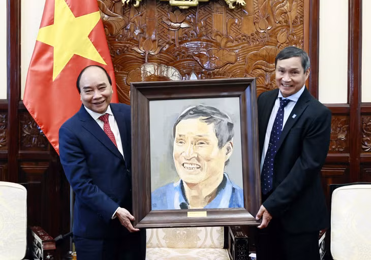 Chủ tịch nước Nguyễn Xuân Phúc tặng quà lưu niệm cho Huấn luyện viên bóng đá nữ Mai Đức Chung.