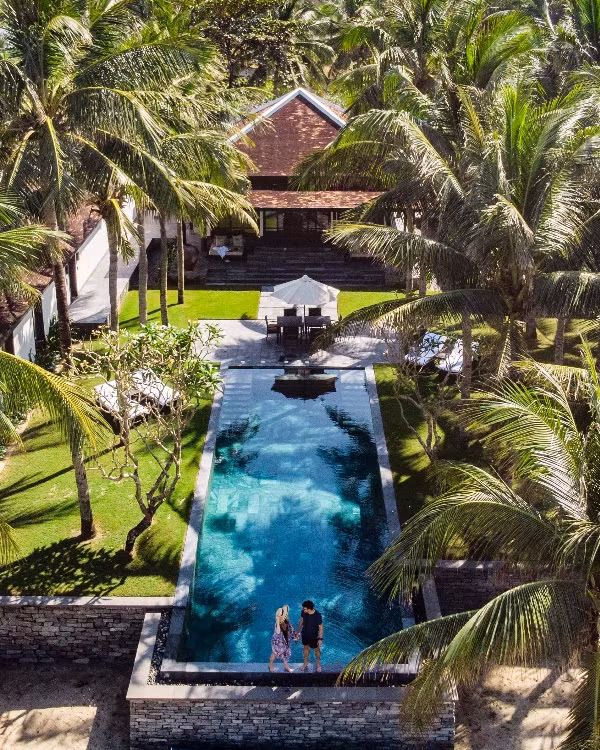 Four Season Resort The Nam Hai ở Hội An là khách sạn còn lại của Việt Nam được đánh giá 5 sao. Resort nằm giữa Đà Nẵng và Hội An. Forbes đánh giá resort là một chốn bình yên trên bãi cát trắng hoang sơ, cảnh quan tươi tốt với những rặng dừa và hoa lan thơm ngát. Tiền sảnh nổi bật giống một ngôi đền và những hồ bơi vô cực, giúp du khách trở thành nhân vật chính trong một bộ phim phiêu lưu. Chuyên gia của tạp chí Mỹ đánh giá cao bể bơi vô cực, spa và lớp học nấu ăn trong resort.