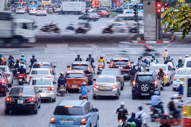 Hà Nội là thành phố có mật độ giao thông lớn của cả nước, thời gian gần đây đang nóng trở lại tình trạng những "siêu xe vận chuyển" đại náo đường phố tiềm ẩn nguy cơ về TNGT cũng như mất TTATGT.