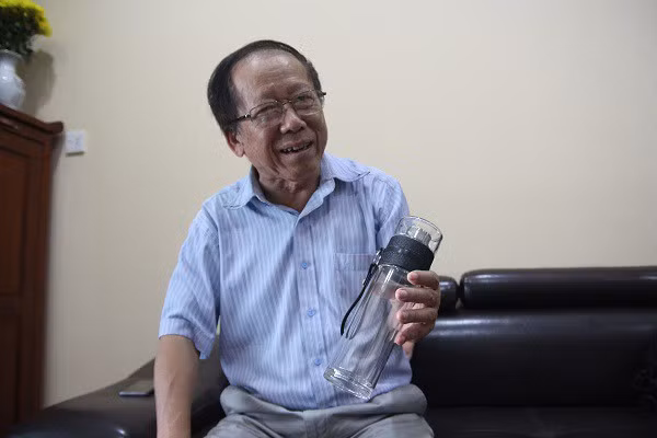 Ông Thịnh cho biết, cá nhân ông dùng bình thủy tinh để đựng nước hoặc mang nước đi làm. Ảnh: Lê Phương.