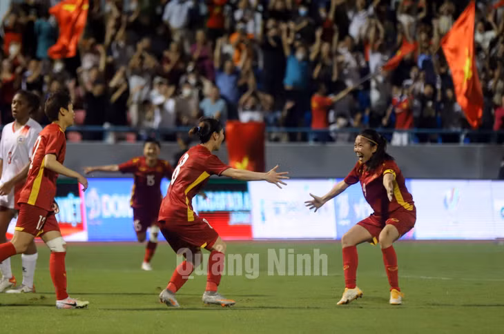 Đội trưởng Huỳnh Như và Thùy Trang ăn mừng sau bàn thắng ấn định chiến thắng của đội nhà.