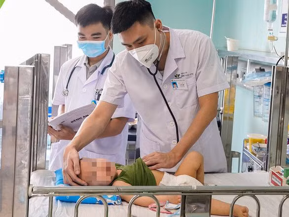 Bệnh nhi 17 tháng nhập viện vì uống nhầm dầu thắp đèn Ảnh:BVCC
