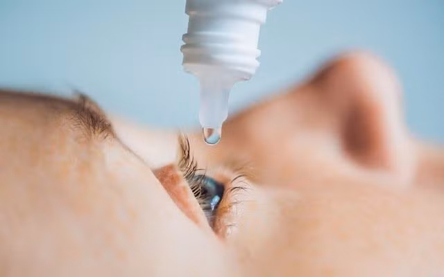 Nước mắt nhân tạo được khuyên dùng hằng ngày khi bị khô mắt nhẹ.
