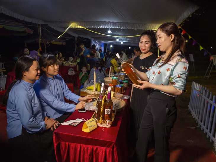 Du khách trải nghiệm chợ đem Pò Hèn.