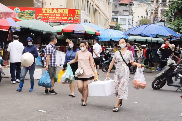 Nhiều du khách chọn mua đồ hải sản về làm quà biếu.