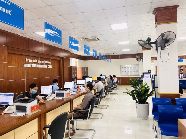 Người dân làm thủ tục hành chính tại Trung tâm HCC huyện Đầm Hà.