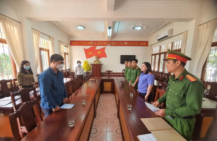 Tống đạt các quyết định đối với ông Khương.