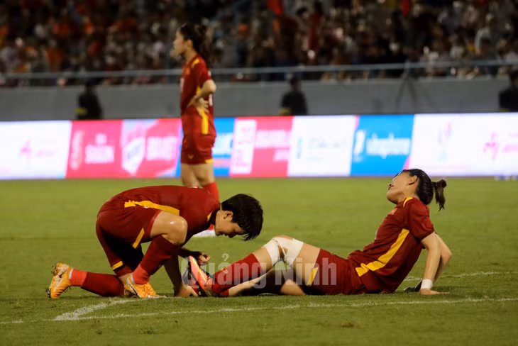 Về cuối trận, với thể hình, thể lực tốt và mong muốn tìm kiếm bàn gỡ, Philippines đá rát hơn và không ngại va chạm khiến một số cầu thủ Việt Nam bị đau...