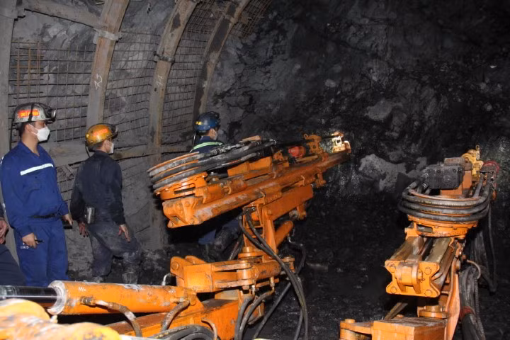 Xe khoan 2 cần do Đoàn Thanh niên Công ty Than Nam Mẫu đưa vào hoạt động đang phát huy hiệu quả cải thiện điều kiện làm việc, đảm bảo an toàn và đẩy nhanh tiến độ đào lò.