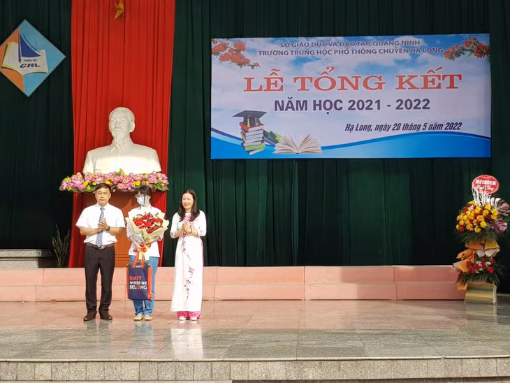 Trường THPT Chuyên Hạ Long trao thưởng cho học sinh Lê Thùy Mai Anh, lớp 11 Chuyên Vật lý, đạt Huy chương Đồng Kỳ thi Olympic Vật lý châu Âu.