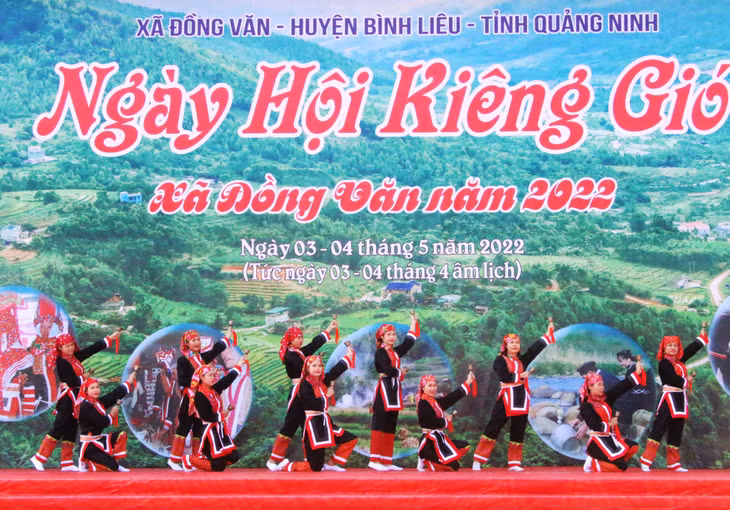 Các tiết mục văn nghệ mang đậm màu sắc dân tộc tại chương trình nghệ thuật khai mạc ngày hội Kiêng gió năm 2022. Ảnh: Nguyễn Dung