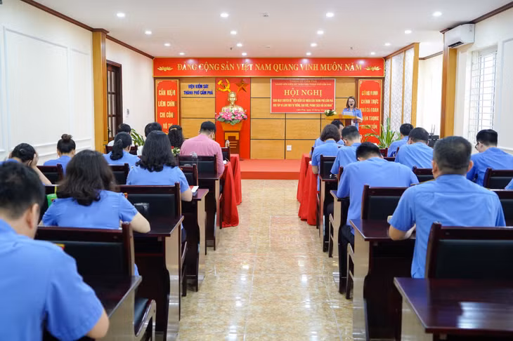 Một buổi sinh hoạt chuyên đề về học tập và làm theo tư tưởng, đạo đức, phong cách Hồ Chí Minh tại Viện KSND TP Cẩm Phả.