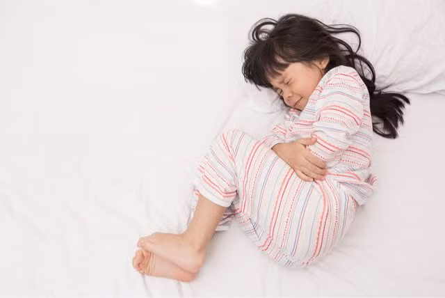 Đau bụng là một triệu chứng thường gặp ở trẻ em và có nhiều nguyên nhân khác nhau.