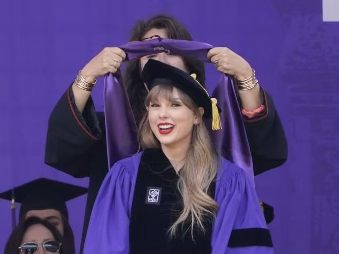 Taylor Swift hạnh phúc khi nhận bằng tiến sĩ danh giá của Đại học New York. Ảnh: Xinhua