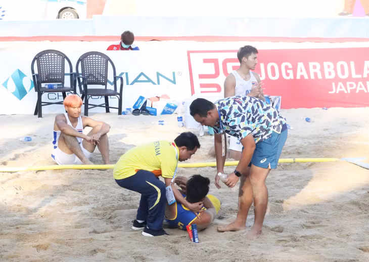 Trận đấu diễn ra rất quyết liệt khiến cho một cầu thủ Việt Nam phải nhờ đến sự chăm sóc của y tế.