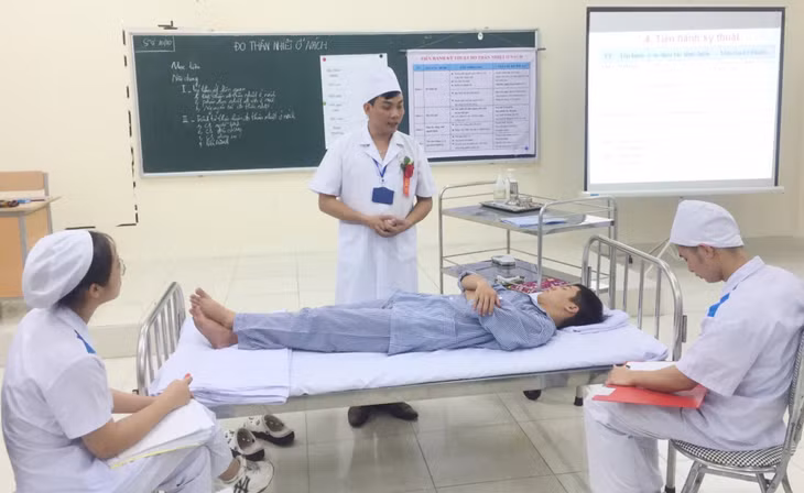 Thầy giáo Đỗ Văn Doanh trong giờ lên lớp cho sinh viên.