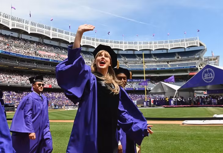 Taylor Swift rạng rỡ vẫy chào người hâm mộ trong lễ tốt nghiệp. Ảnh: Xinhua