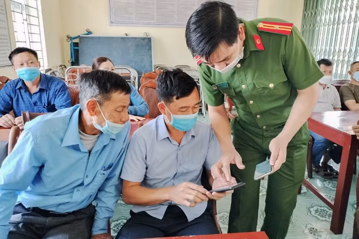 Người dân xã Quảng Phong (huyện Hải Hà) được hướng dẫn cài đặt, sử dụng ứng dụng "Báo cháy 114" trên điện thoại thông minh. Ảnh: Công an huyện Hải Hà