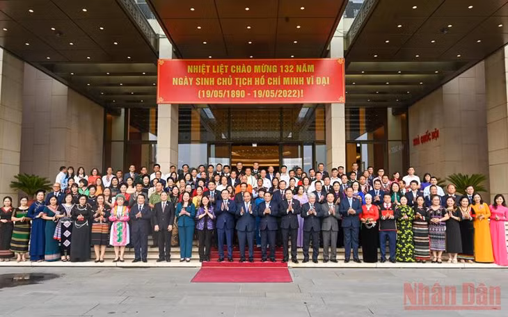 Chủ tịch nước Nguyễn Xuân Phúc, Thủ tướng Phạm Minh Chính, Chủ tịch Quốc hội Vương Đình Huệ cùng các đồng chí lãnh đạo Đảng, Nhà nước và các đại biểu Quốc hội là người dân tộc thiểu số. (Ảnh: DUY LINH)
