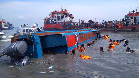 Indonesia: lật tàu chở 43 người, 26 người mất tích - Ảnh 1.