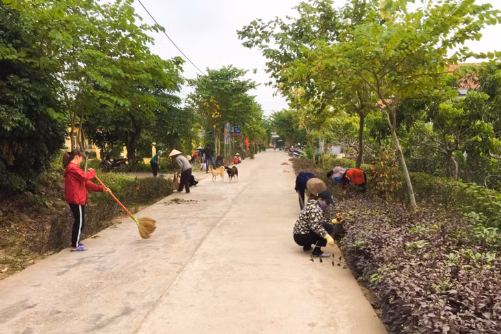 Nhân dân thôn Hải Sơn, xã Quảng Thành, huyện Hải Hà tham gia dọn vệ sinh, chỉnh trang tuyến đường nội thôn.