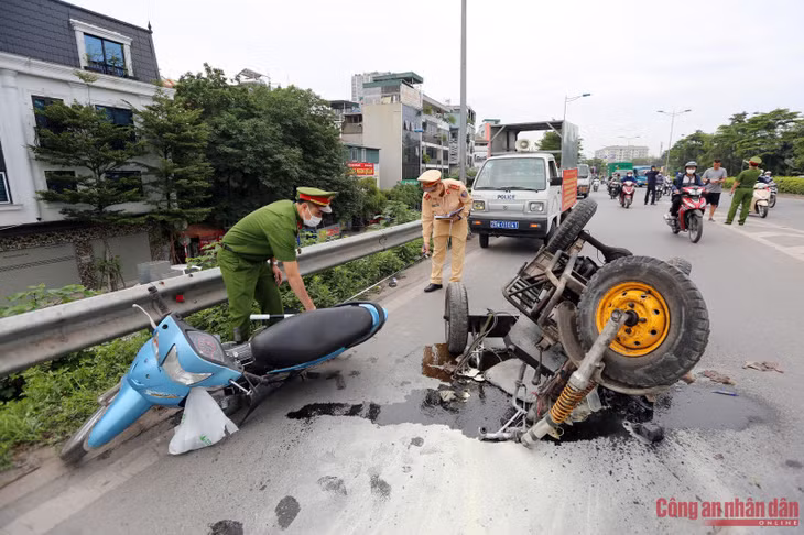 Lực lượng chức năng khám nghiệm hiện trường.
