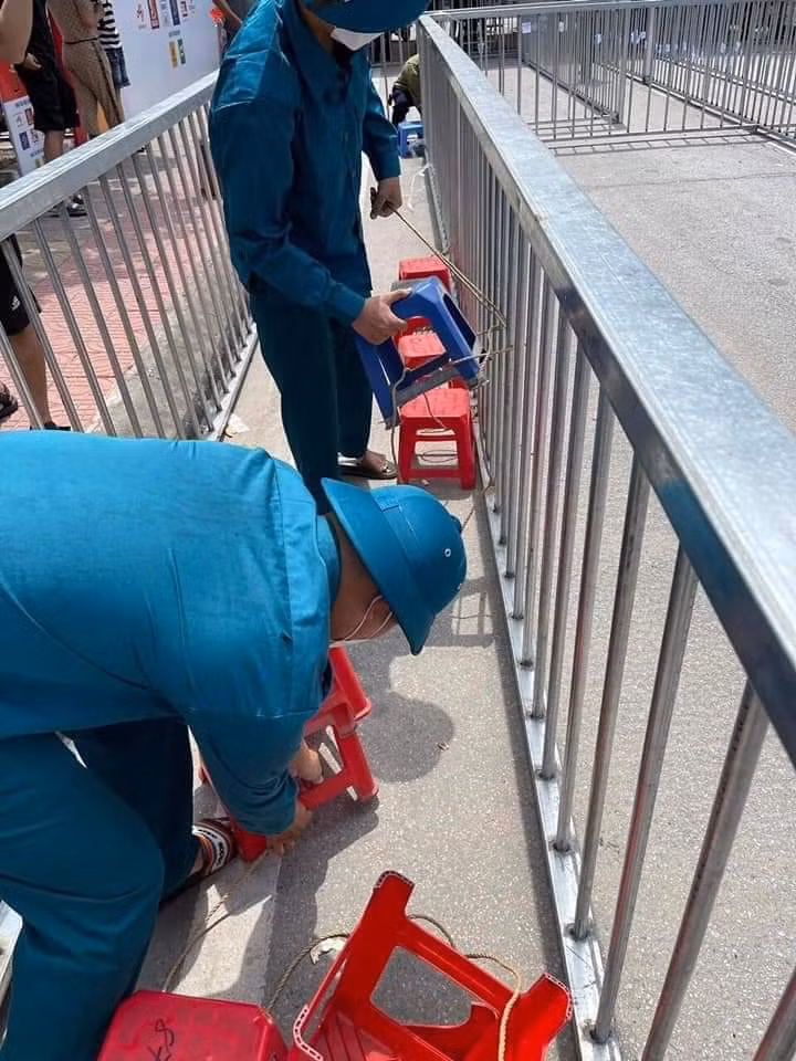 Các lực lượng chức năng của TP Cẩm Phả thu dọn, dẹp bỏ toàn bộ vật dụng người dân mang đến để "xếp lốt" trước giờ phát vé.