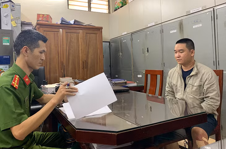 Cán bộ Phòng Cảnh sát hình sự Công an TP Hà Nội lấy lời khai của một đối tượng trong vụ án.