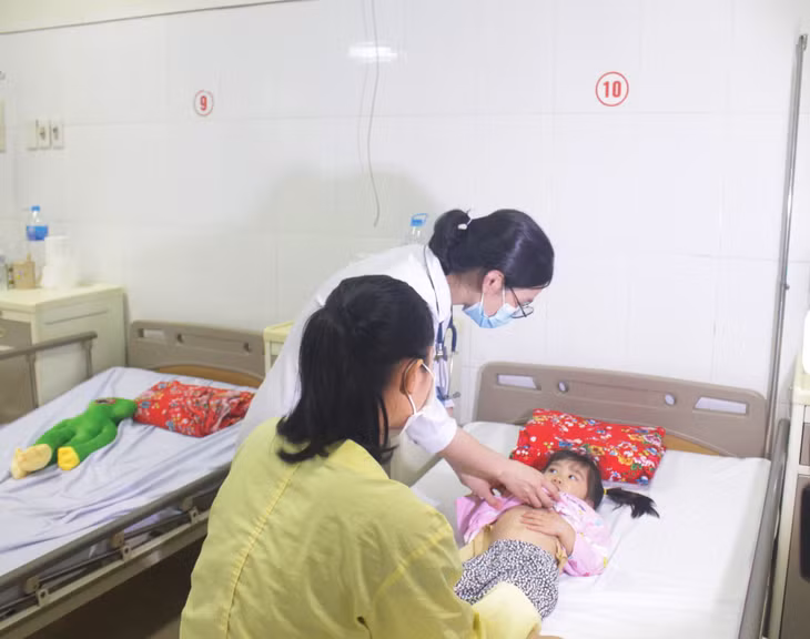 Bác sĩ khoa Hô hấp-Tiêu hóa-Thần kinh-Tim mạch, Bệnh viện Sản Nhi Quảng Ninh thăm khám cho bệnh nhi bị bệnh đường tiêu hóa.