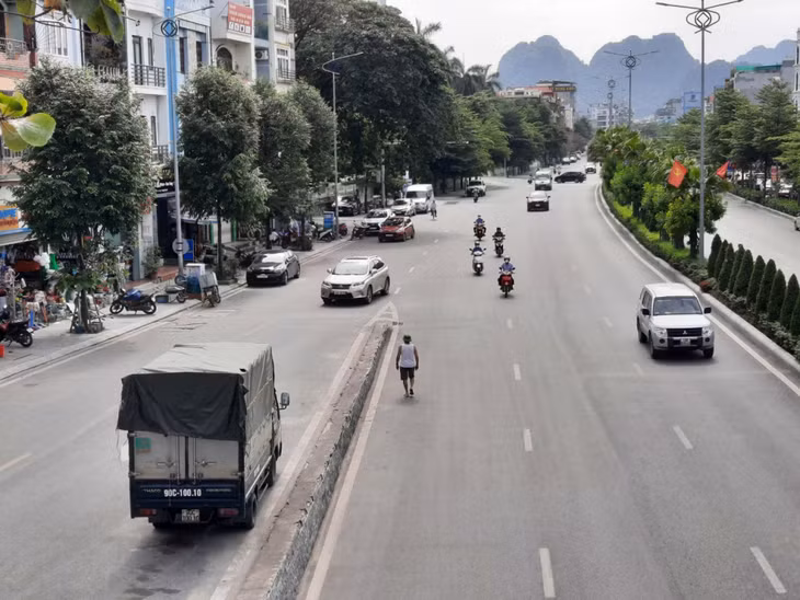 Từ phố Kim Đồng ra QL18A không có biển báo đường một chiều, nên ô tô, xe máy cứ “vô tư” vi phạm.