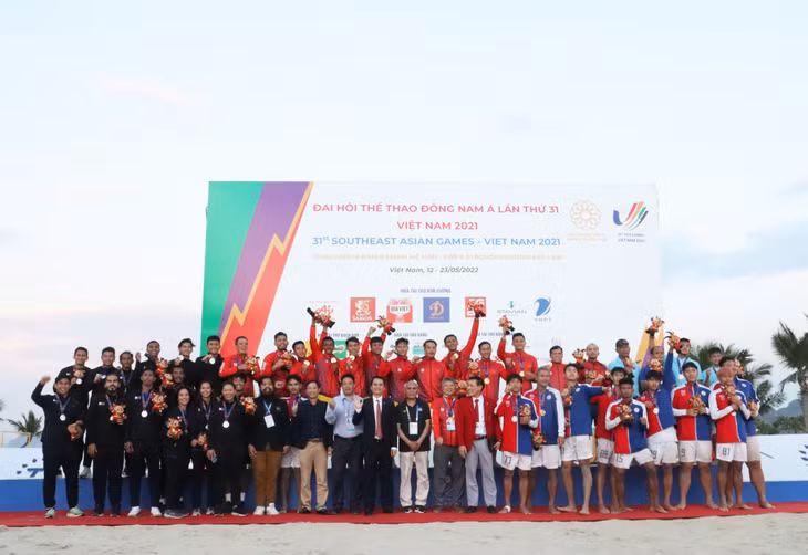 Các đội tuyển chụp hình lưu niệm kết thúc môn thi đấu bóng ném bãi biển nam "Thành Công - Hợp Tác - Hữu Nghị".