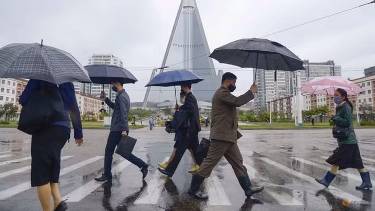 Người dân đeo khẩu trang ở Bình Nhưỡng, Triều Tiên. Ảnh: Reuters