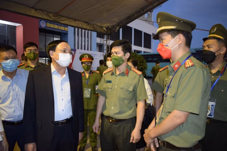 Đồng chí Nguyễn Xuân Ký, Ủy viên Trung ương Đảng, Bí thư Tỉnh ủy, Chủ tịch HĐND tỉnh, kiểm tra công tác đảm bảo ANTT khu vực SVĐ Cẩm Phả.