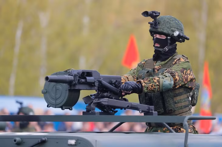 Một binh sĩ thuộc lực lượng vũ trang Belarus. Ảnh: Reuters