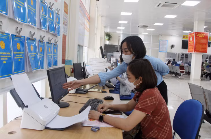 Trung tâm Hành chính công TX Đông Triều trang sắm thêm các bộ máy tính, máy scan và bố trí cán bộ hướng dẫn công dân đăng ký tài khoản điện tử.