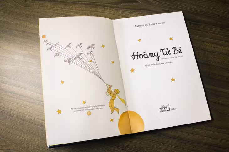 Hoàng tử bé là cuốn sách đặc biệt, không chỉ làm say lòng những bạn nhỏ mà còn mãi sống trong lòng những độc giả từng là trẻ con. Hoàng tử bé được dịch sang hơn 250 ngôn ngữ trên thế giới và bán được hơn 200 triệu bản trên toàn thế giới. Cuốn sách kể về một cậu hoàng tử sống trên một hành tinh khác. Một ngày kia, cậu bé rời hành tinh của mình để khám phá phần còn lại của vũ trụ, từ đó có được những bài học quý giá cho riêng mình.