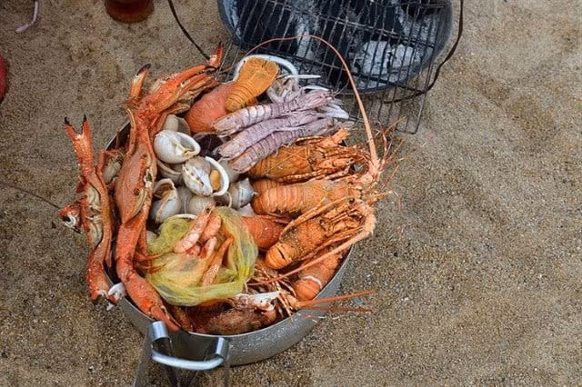 Không nên ăn uống tùy tiện (trên bờ biển, ven đường), nên chọn những nhà hàng hợp vệ sinh.